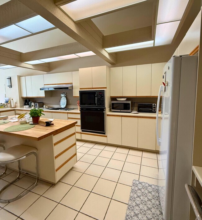 Building Photo - 253 Kavenish Dr