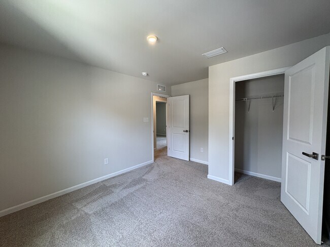 Building Photo - 170 Grv Hl Ter