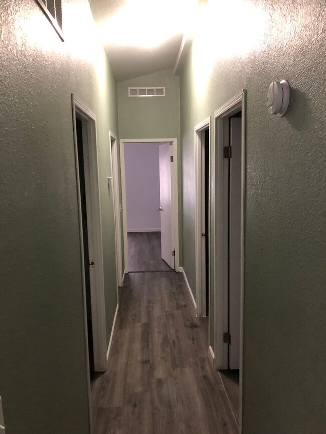 Building Photo - Large 4 Bedroom House in Sheridan
