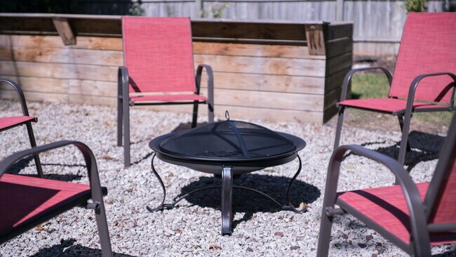 Building Photo - Fully Furnished Ranch Home in Birmingham, MI w/ All Utilities Included