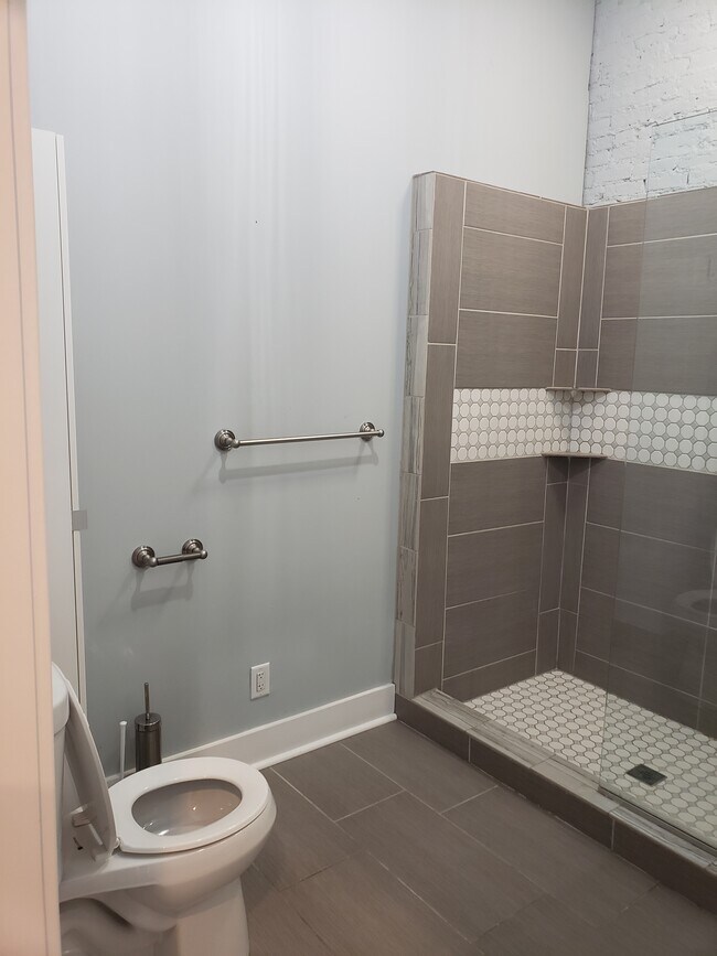 great shower with rain showerhead - 116 S Saginaw St