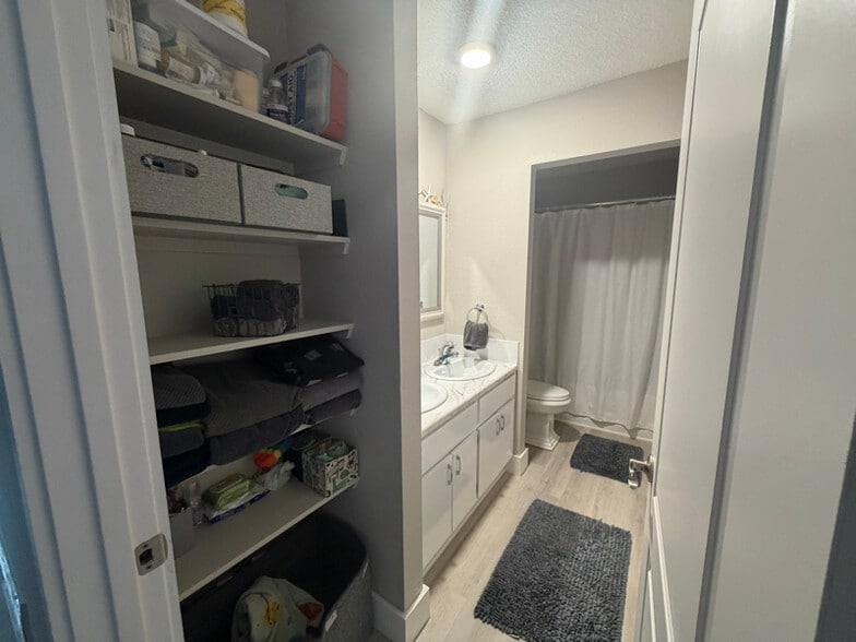 Building Photo - 611 16th Ave S