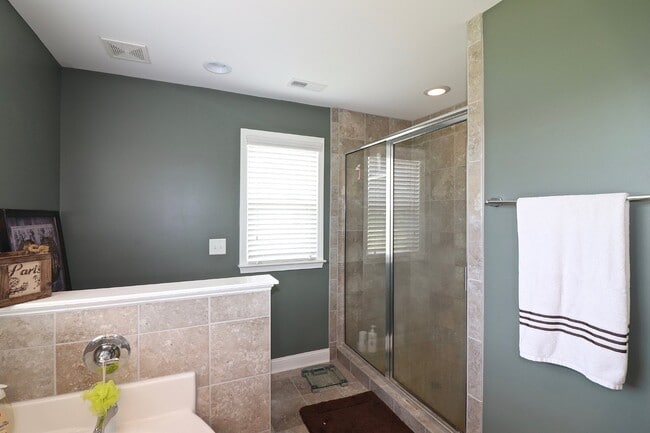 Building Photo - "Spacious 4-Bedroom Gem with 3.5 Baths and...