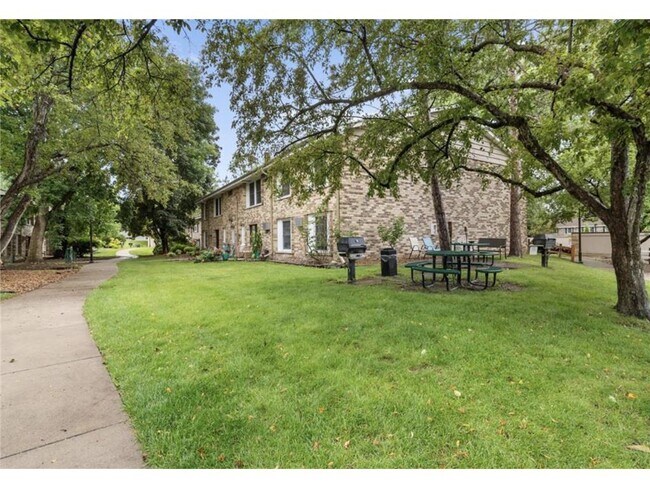 Building Photo - 4618 Cedar Lk Rd S