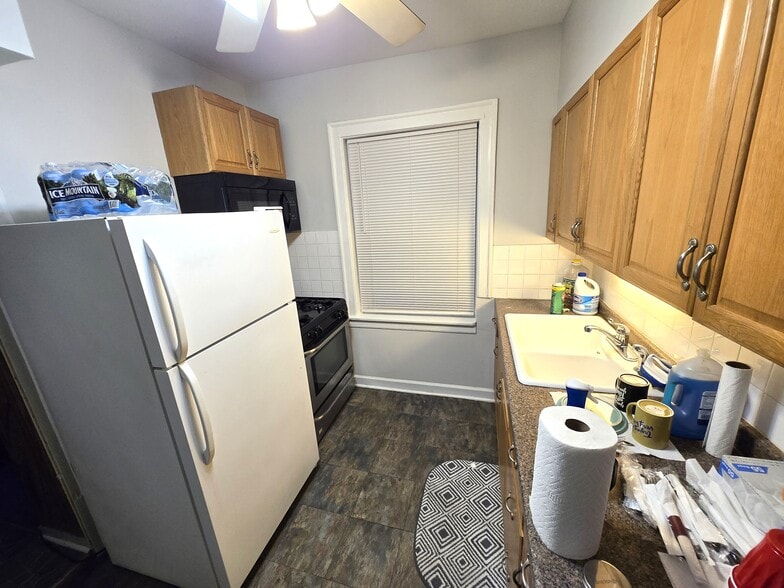 Kitchen Applainces - 7259 S Constance Ave