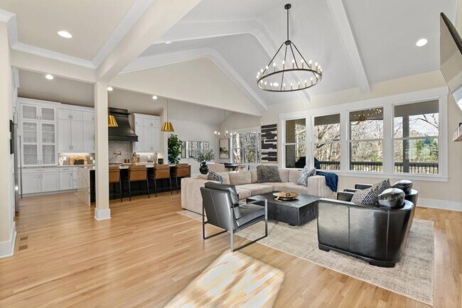 Building Photo - 568 Versailles Dr