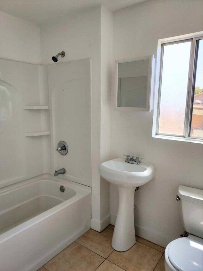 Building Photo - Spacious 4 Bedroom, 3 Bathroom Home with Driveway