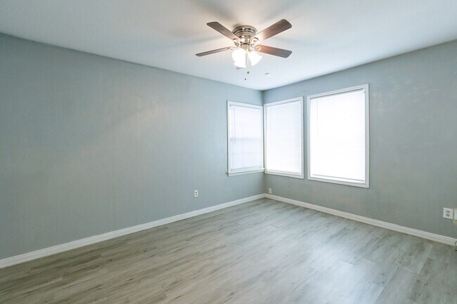 Building Photo - 3 bedroom just minutes away from TTU and Hospitals!