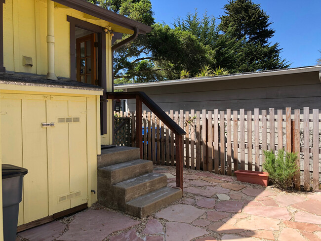 Building Photo - Adorable Two Bedroom in Pacific Grove!