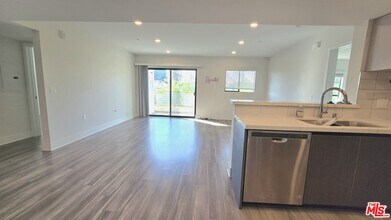 Building Photo - 5030 Rosewood Ave