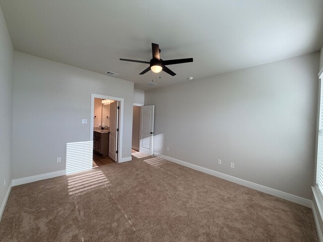 Building Photo - 820 Venecia Dr