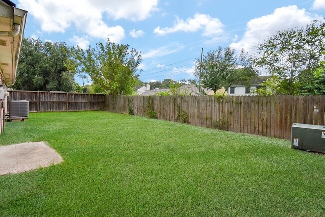Building Photo - 10319 Tablerock Dr
