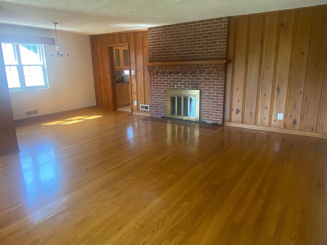 Building Photo - NICE  3BR RAMBLER CLOSE TO NIH