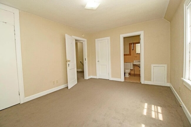 Building Photo - 815 5th Ave S