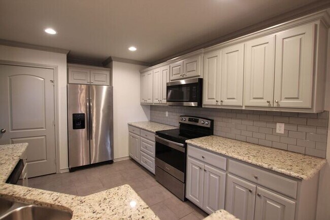 Building Photo - Beautiful 3 Bedroom 2 Bathroom Townhouse in South Tyler!