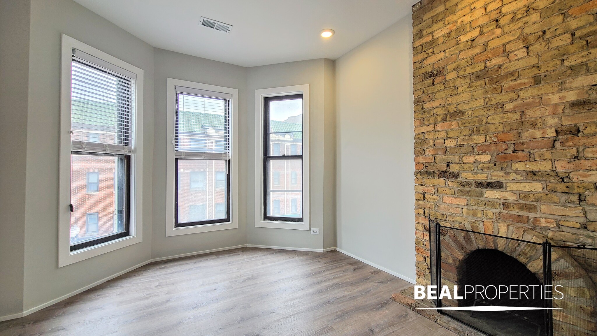 Building Photo - 604 W Surf St