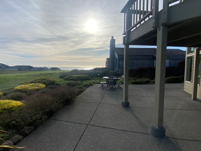Building Photo - Stunning Home with Breathtaking Golf Cours...