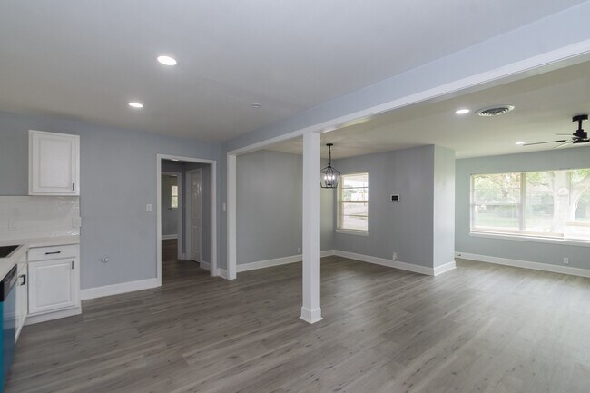Building Photo - 5429 De Lange Ln
