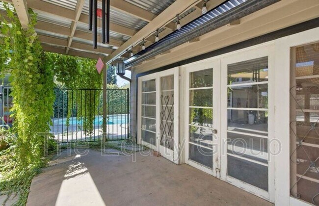 Building Photo - 1708 W Myrtle Ave