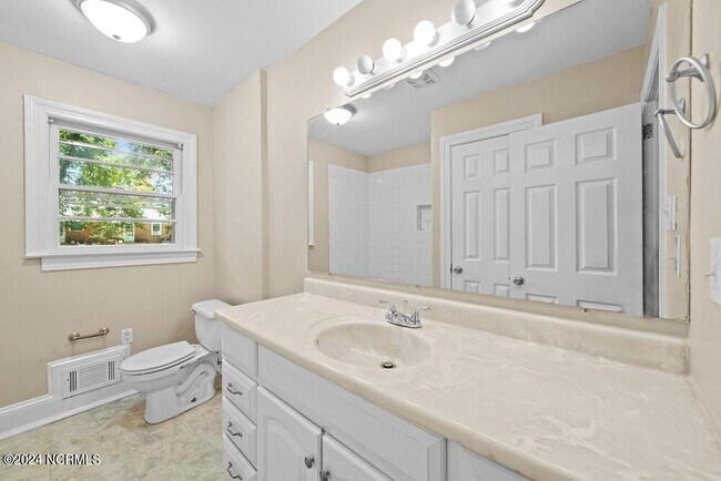 Building Photo - 1306 E 1st St