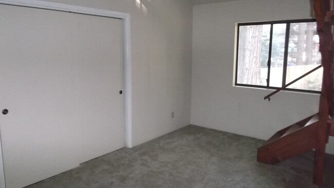 Building Photo - Fabulous 3 bedroom home near Jenkinson Lake.