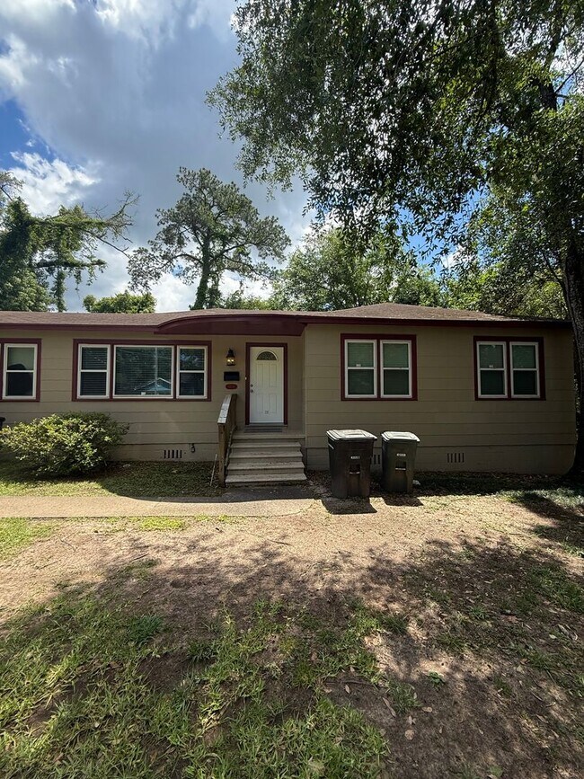 Building Photo - 3/2 Single Family Home Close to FSU!