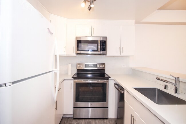 Building Photo - Updated One Bedroom Condo at Opera Plaza | AMSI | Alexandr Metlinski