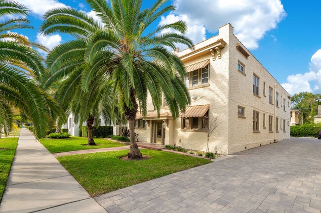 Building Photo - Villas of Lake Eola Condo