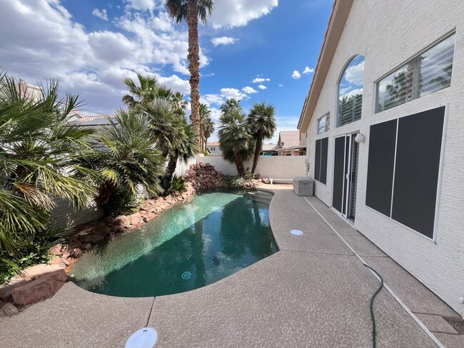 Building Photo - Single story home with pool
