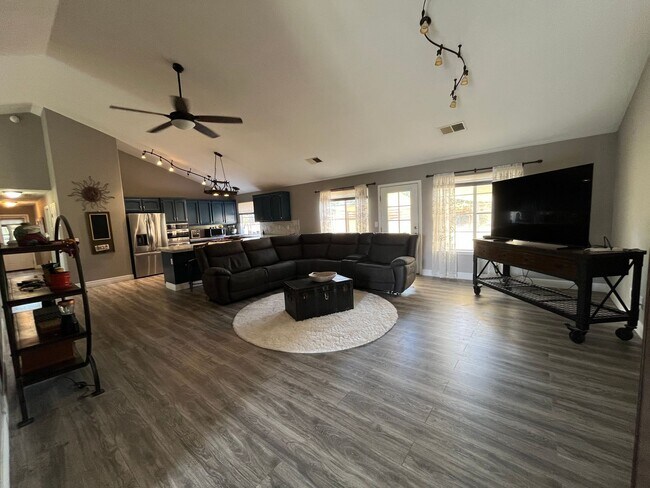 Building Photo - Country Living in Ranchland Acres!