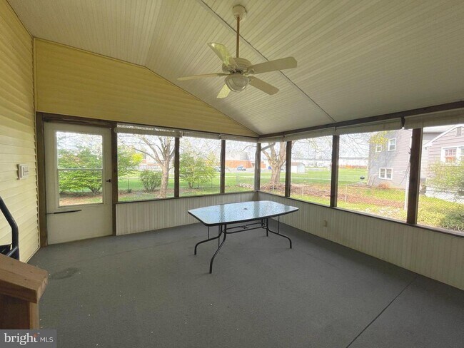 Building Photo - 113 E Woodland Dr