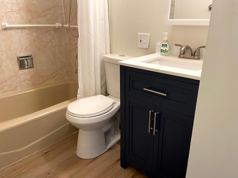 Bath - 3855 Nordin Ave