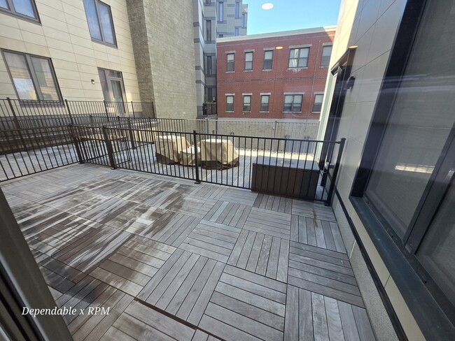 Building Photo - 16 Taber St