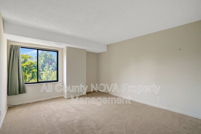 Building Photo - 3800 Powell Ln