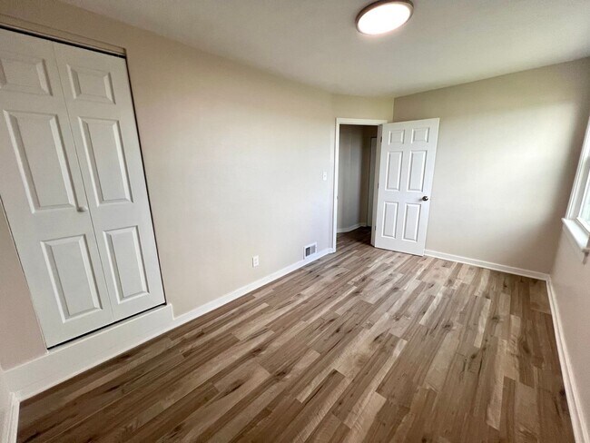 Building Photo - JUST Renovated! - 3 Bedroom 1 Bathroom - C...