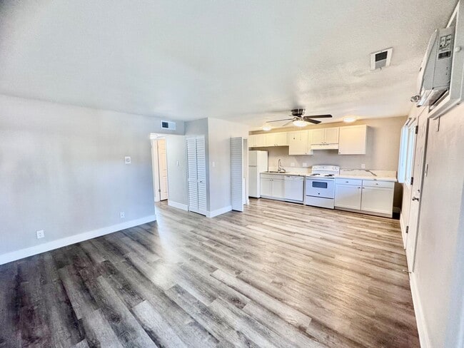 Interior Photo - Lansdowne