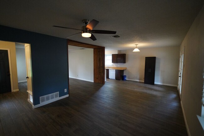 Building Photo - Updated home in established Schertz Neighb...