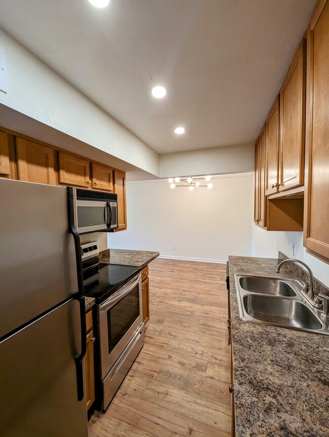 Building Photo - 3134 Plaza Terrace Dr