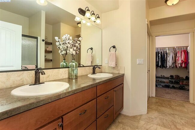 Building Photo - 2736 S Dennis Pl