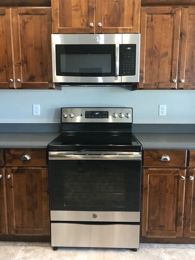 Building Photo - Beautiful 4 bedroom, 2 bathroom Home!