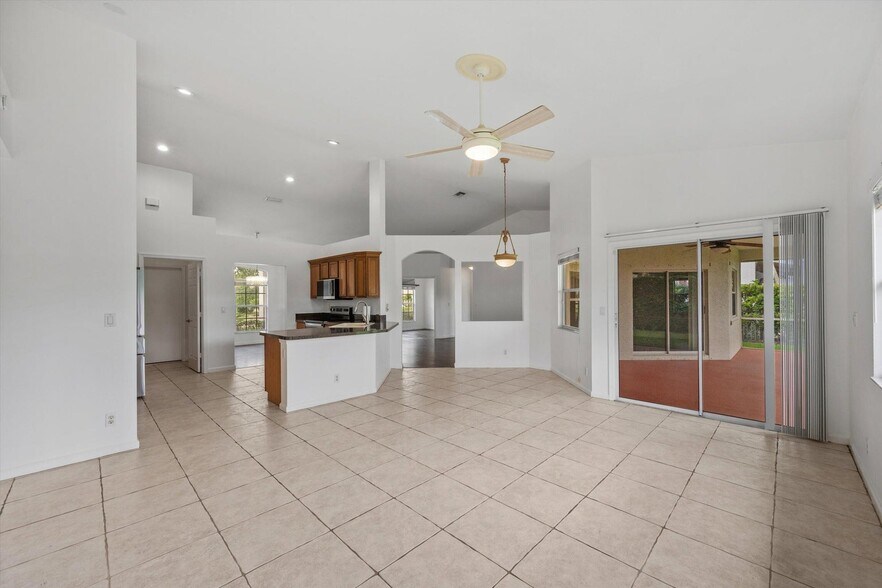 Building Photo - 106 Fernwood Cres