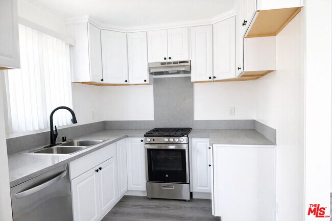 Building Photo - 10509 S Van Ness Ave