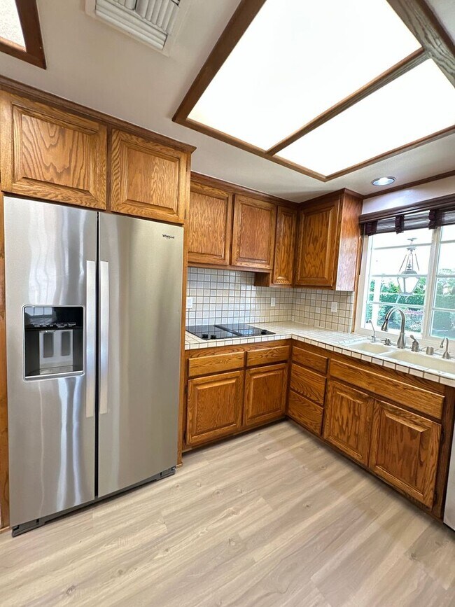 Building Photo - Lakewood 3 Bed Gorgeous House - New Paint ...