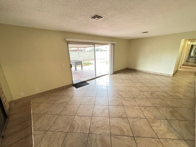 Building Photo - Beautiful single story 3BR/2BA home locate...