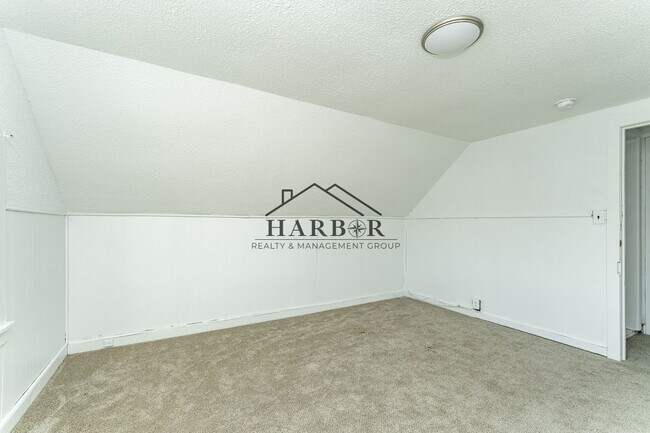 Building Photo - 917 N Broadway Ave