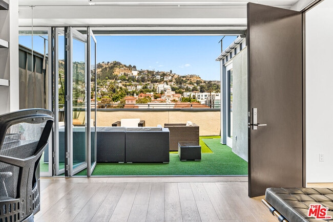 Building Photo - 1250 N Harper Ave