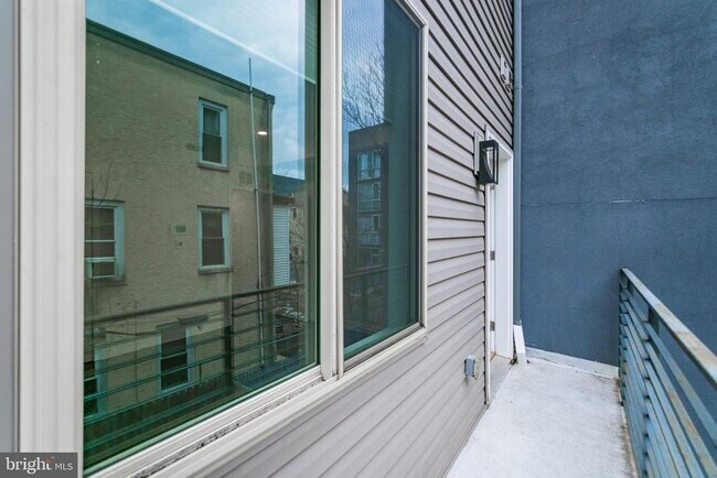 Building Photo - 627 W Oxford St