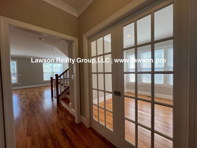 Building Photo - Upscale Three Bedroom in Colonial Green with Garage