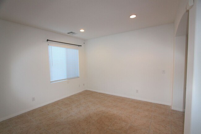 Building Photo - Well maintained home with open floorplan i...