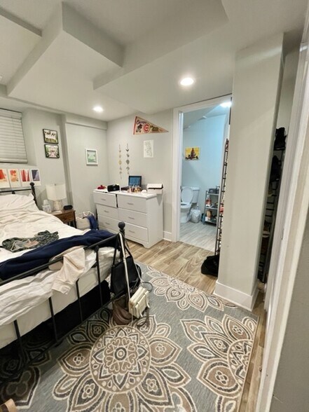 Building Photo - 910 W Waveland Ave